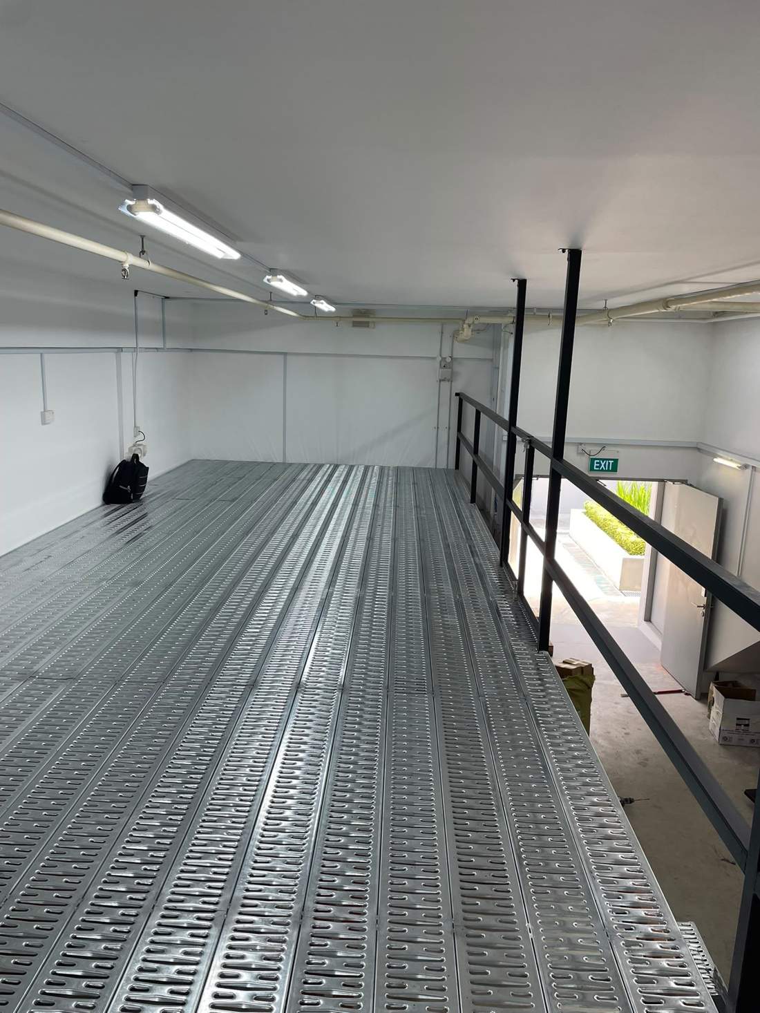Rack-supported mezzanine steel decking