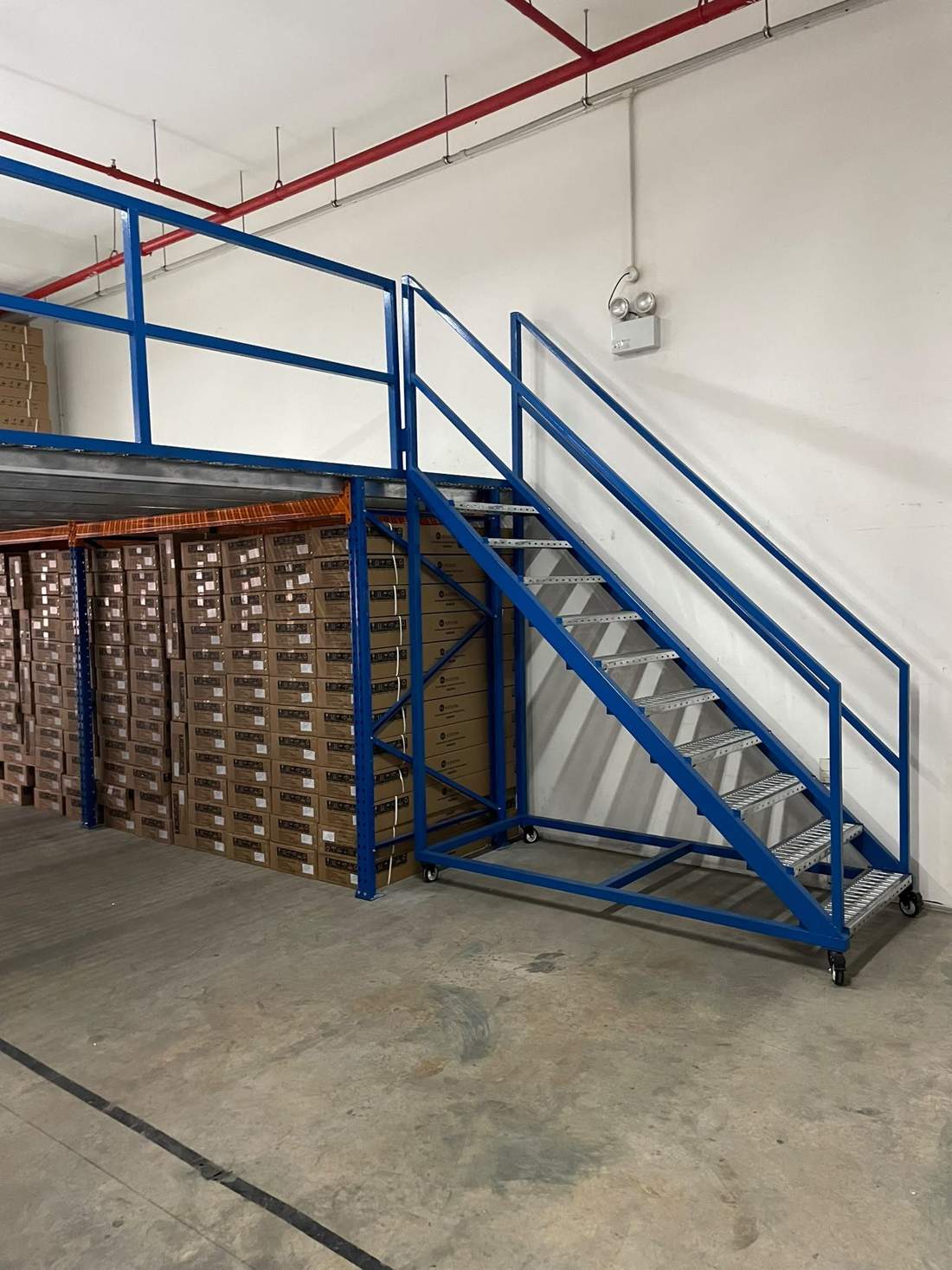 Rack-supported mezzanine staircase